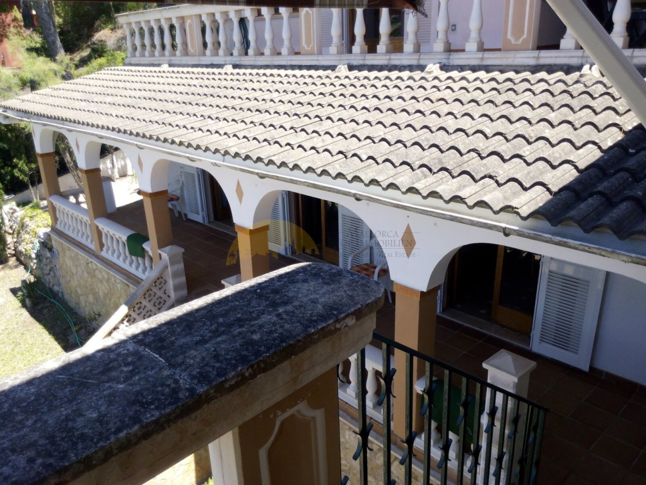 Klassische Architektur mit charaktervollem Ziegeldach und eleganten Säulenelementen Klassische Architektur mit charaktervollem Ziegeldach und eleganten Säulenelementen