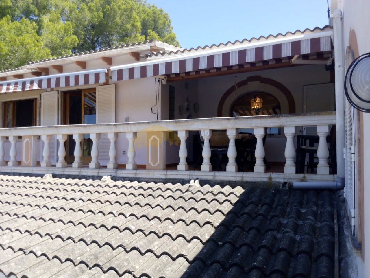 Mediterrane Terrasse mit eleganter Säulenkolonnade und integriertem Pizzaofen Mediterrane Terrasse mit eleganter Säulenkolonnade und integriertem Pizzaofen