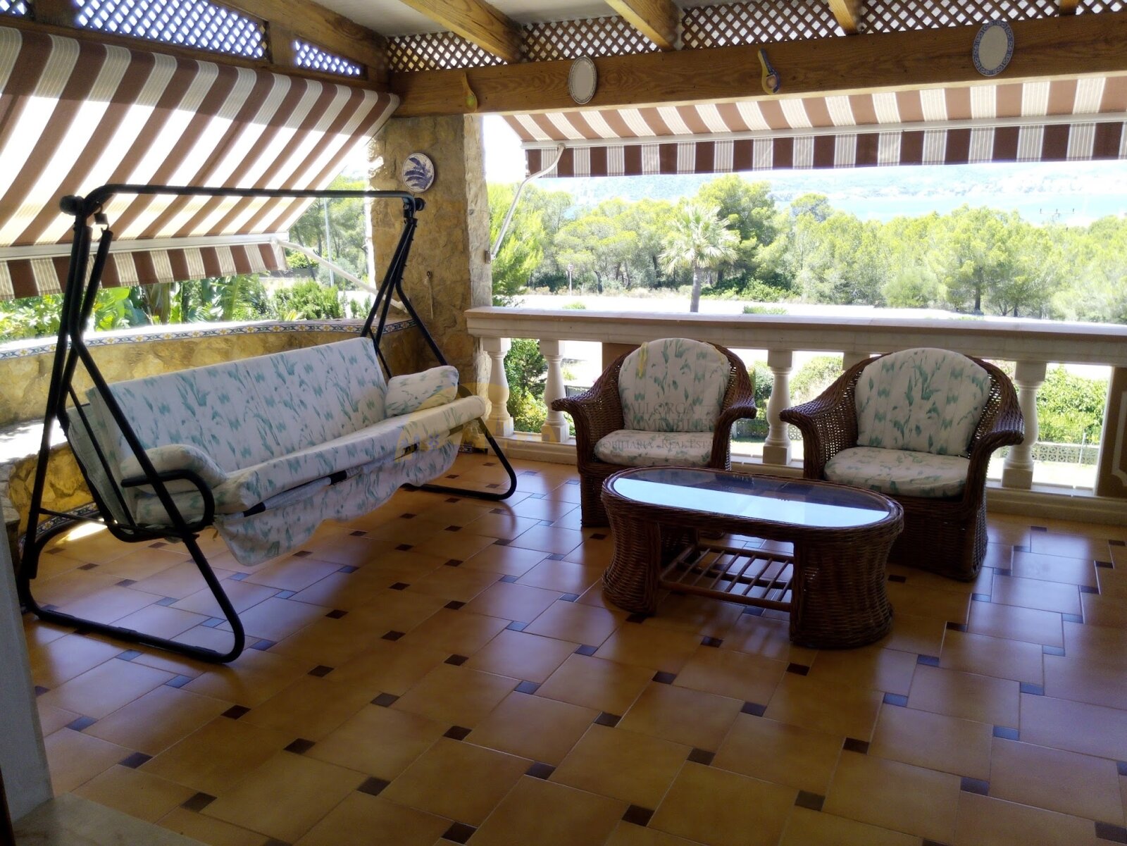 Überdachte Lounge-Terrasse mit motorisierten Sonnenschutzanlagen und Meerblick Überdachte Lounge-Terrasse mit motorisierten Sonnenschutzanlagen und Meerblick