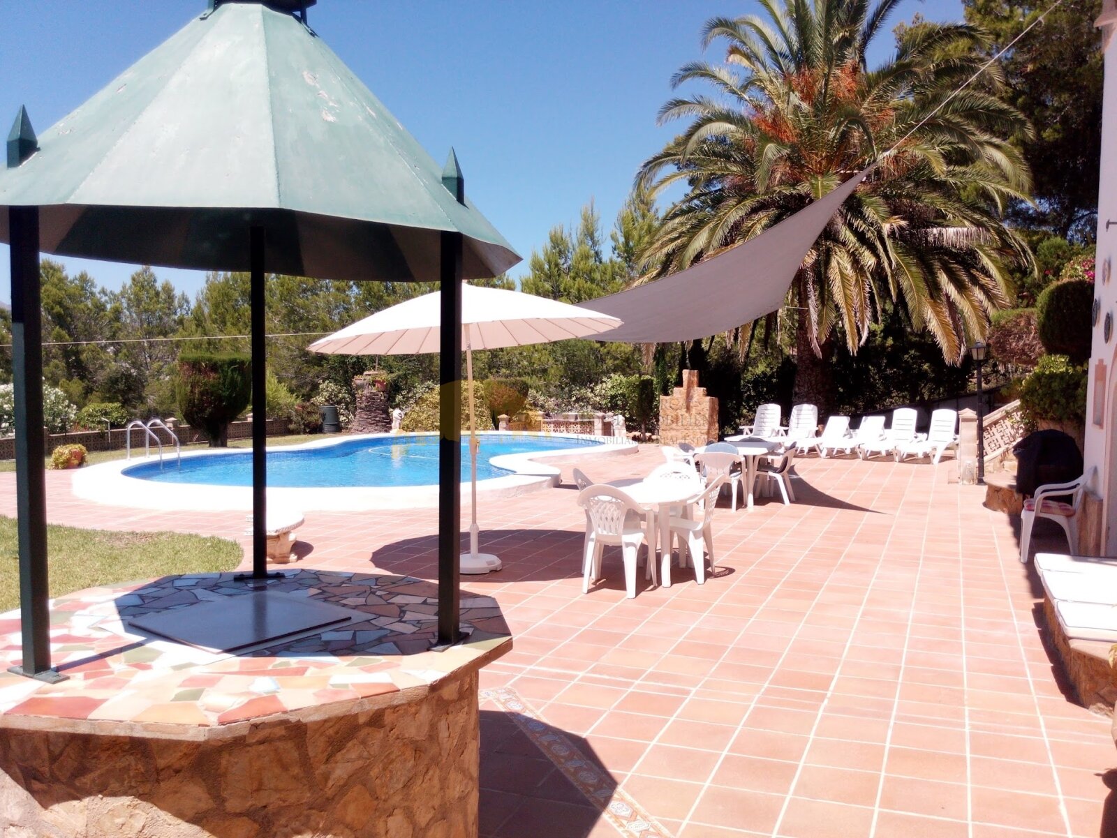 Großzügige Poolterrasse mit professionellen Sonnenschutzanlagen und Grillbereich Großzügige Poolterrasse mit professionellen Sonnenschutzanlagen und Grillbereich