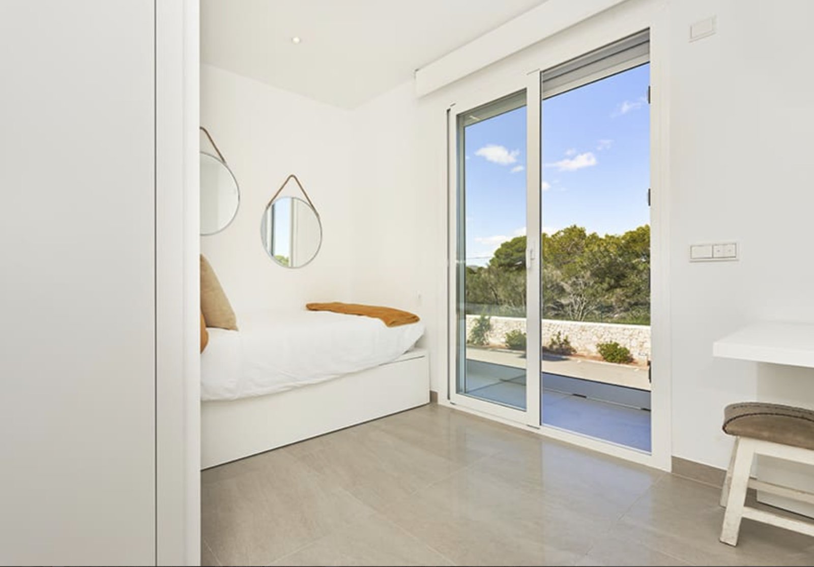 Schlafzimmer mit Terrassenzugang und bodentiefen Schiebetüren zum Außenbereich