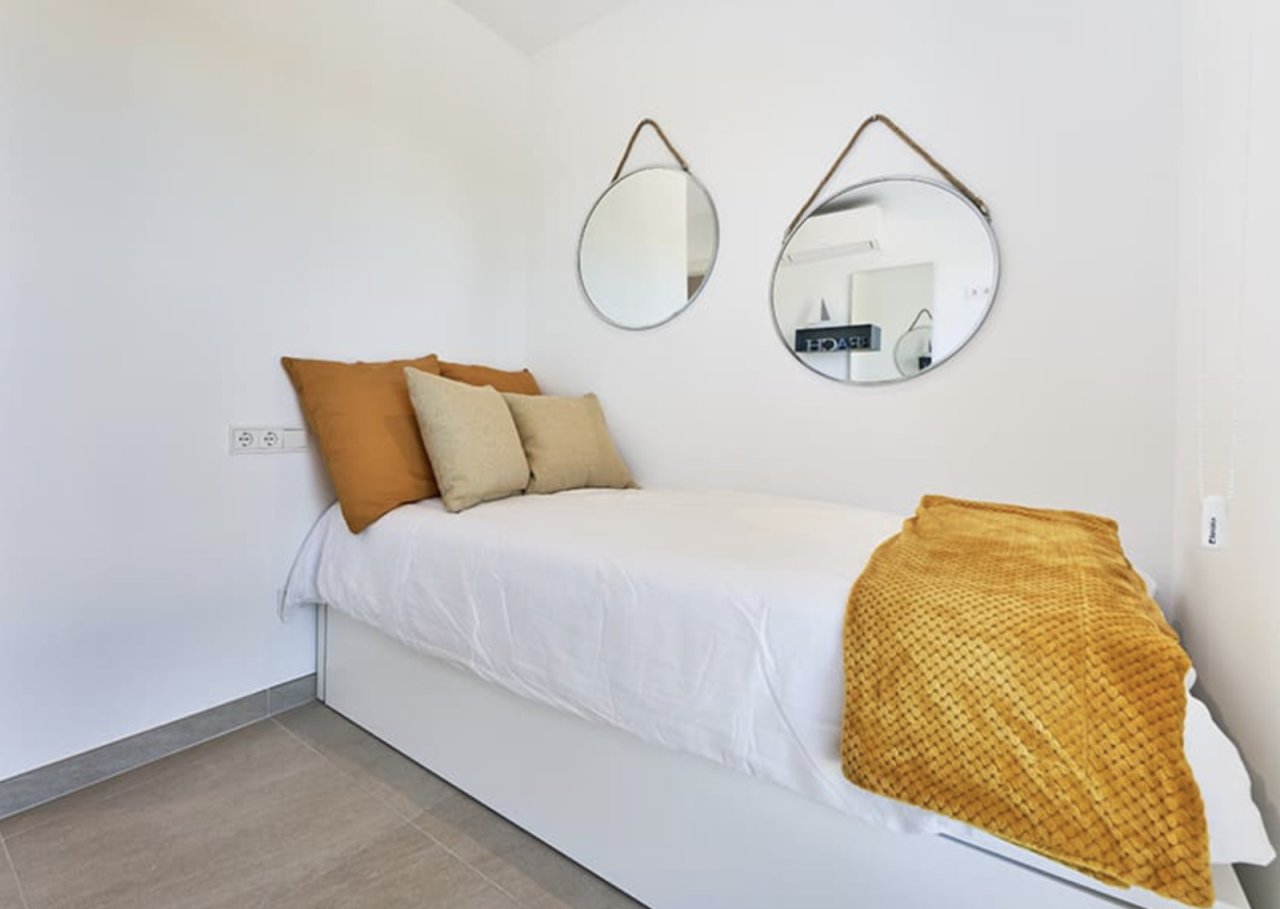 Helles Schlafzimmer mit praktischen Steckdosen und großzügigen Wandflächen