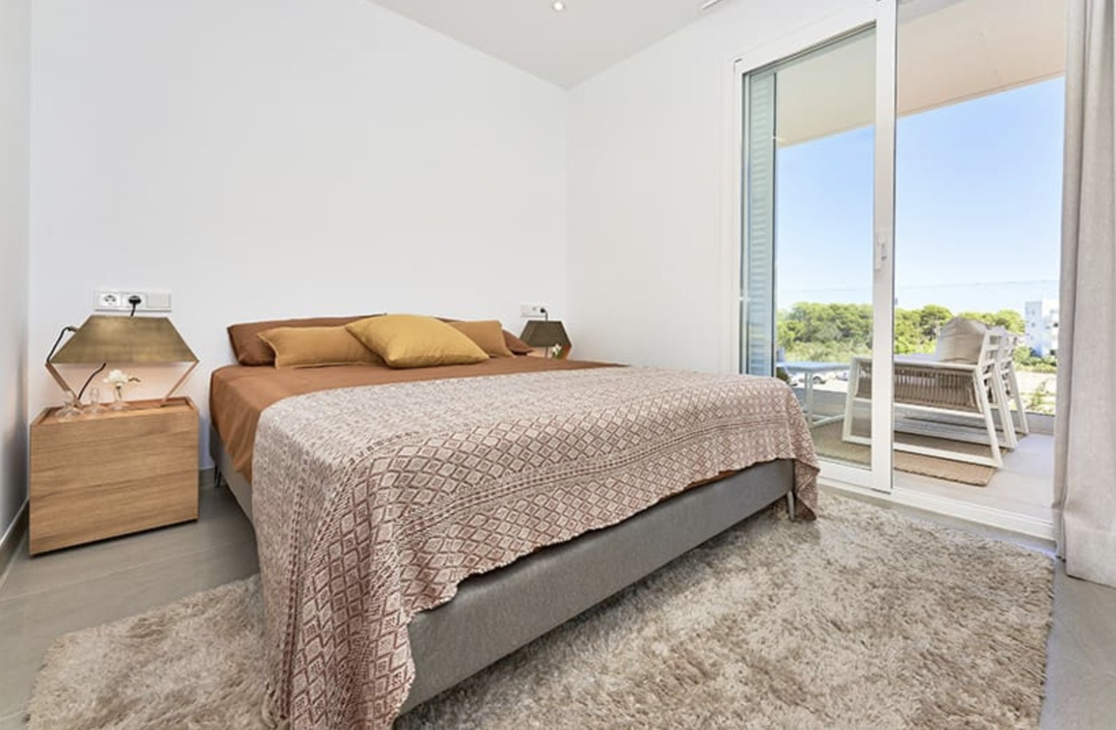 Hauptschlafzimmer mit direktem Terrassenzugang und bodentiefen Glasflächen