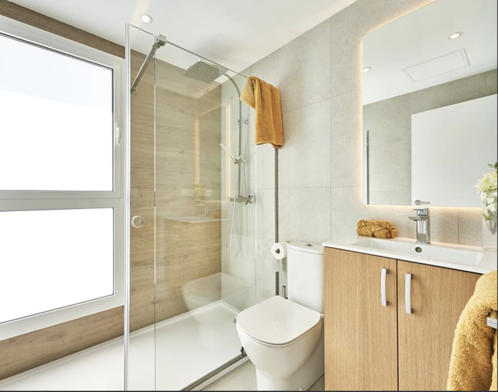 Modernes Badezimmer mit ebenerdiger Dusche, Doppelwaschtisch und großflächiger Spiegelbeleuchtung