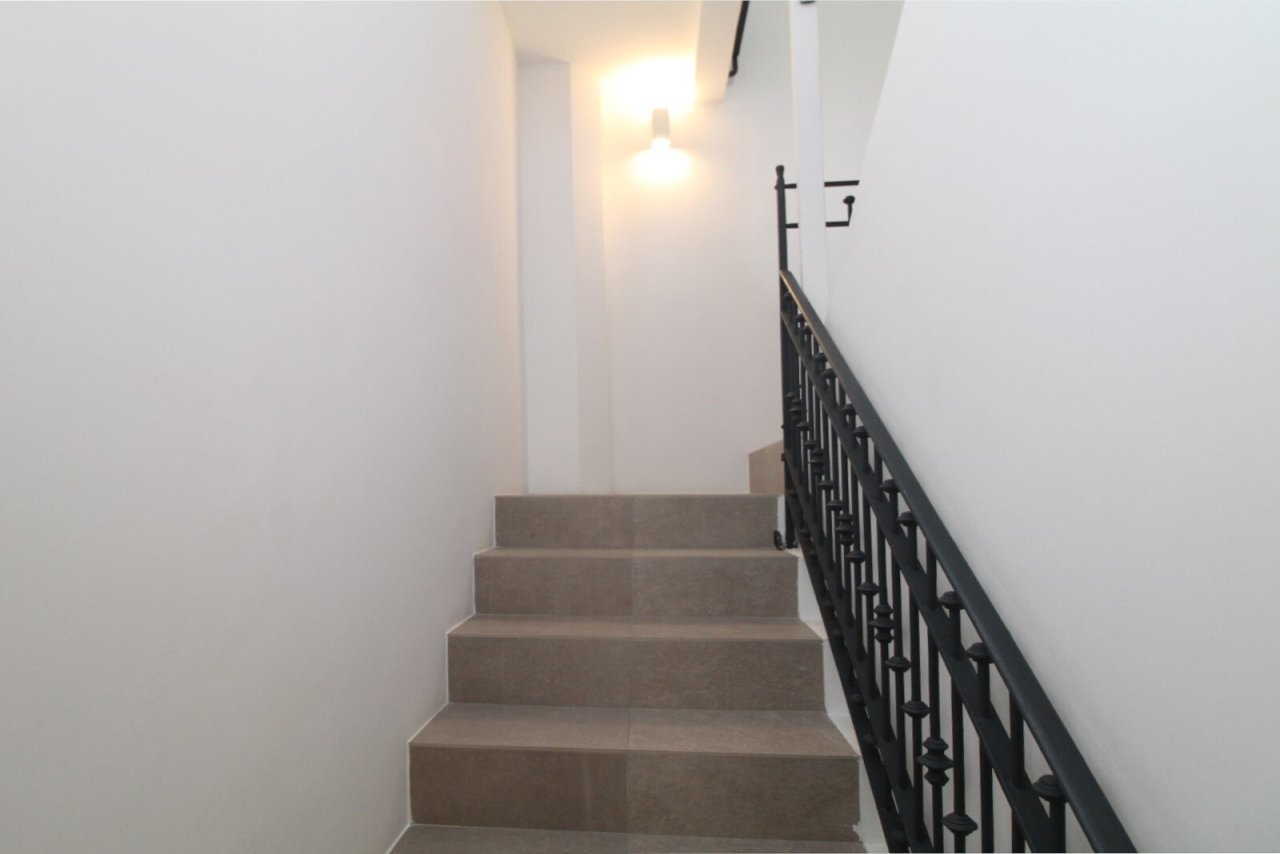Helles Treppenhaus mit hochwertiger Metallbalustrade und optimierter Raumausleuchtung Helles Treppenhaus mit hochwertiger Metallbalustrade und optimierter Raumausleuchtung