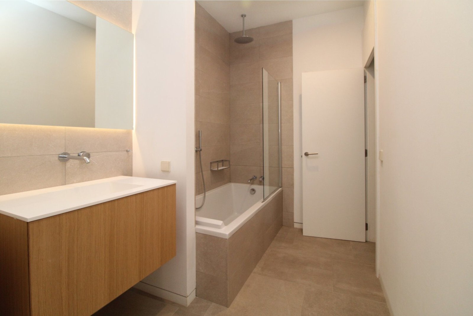Modernes Badezimmer mit freistehender Badewanne und begehbarer Dusche Modernes Badezimmer mit freistehender Badewanne und begehbarer Dusche