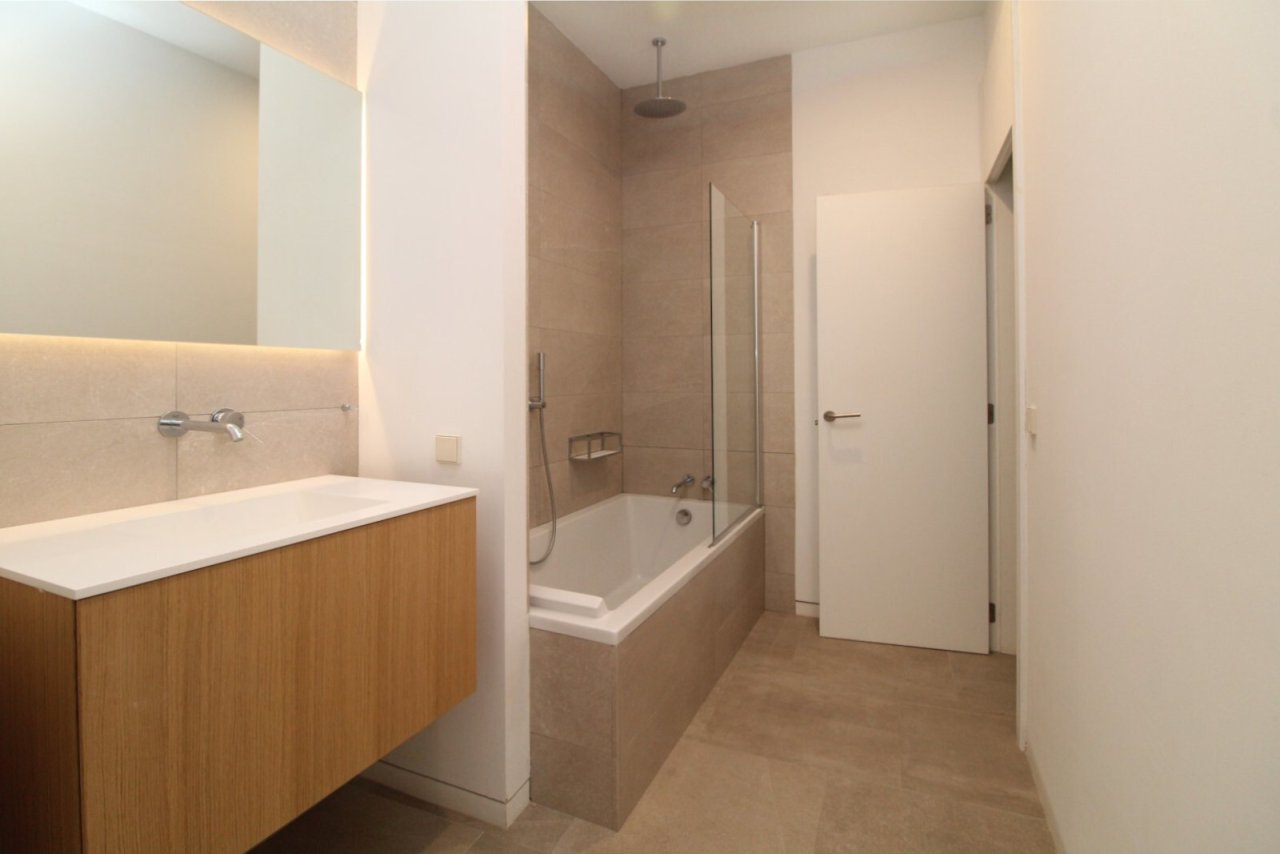 Modernes Badezimmer mit freistehender Badewanne und begehbarer Dusche Modernes Badezimmer mit freistehender Badewanne und begehbarer Dusche