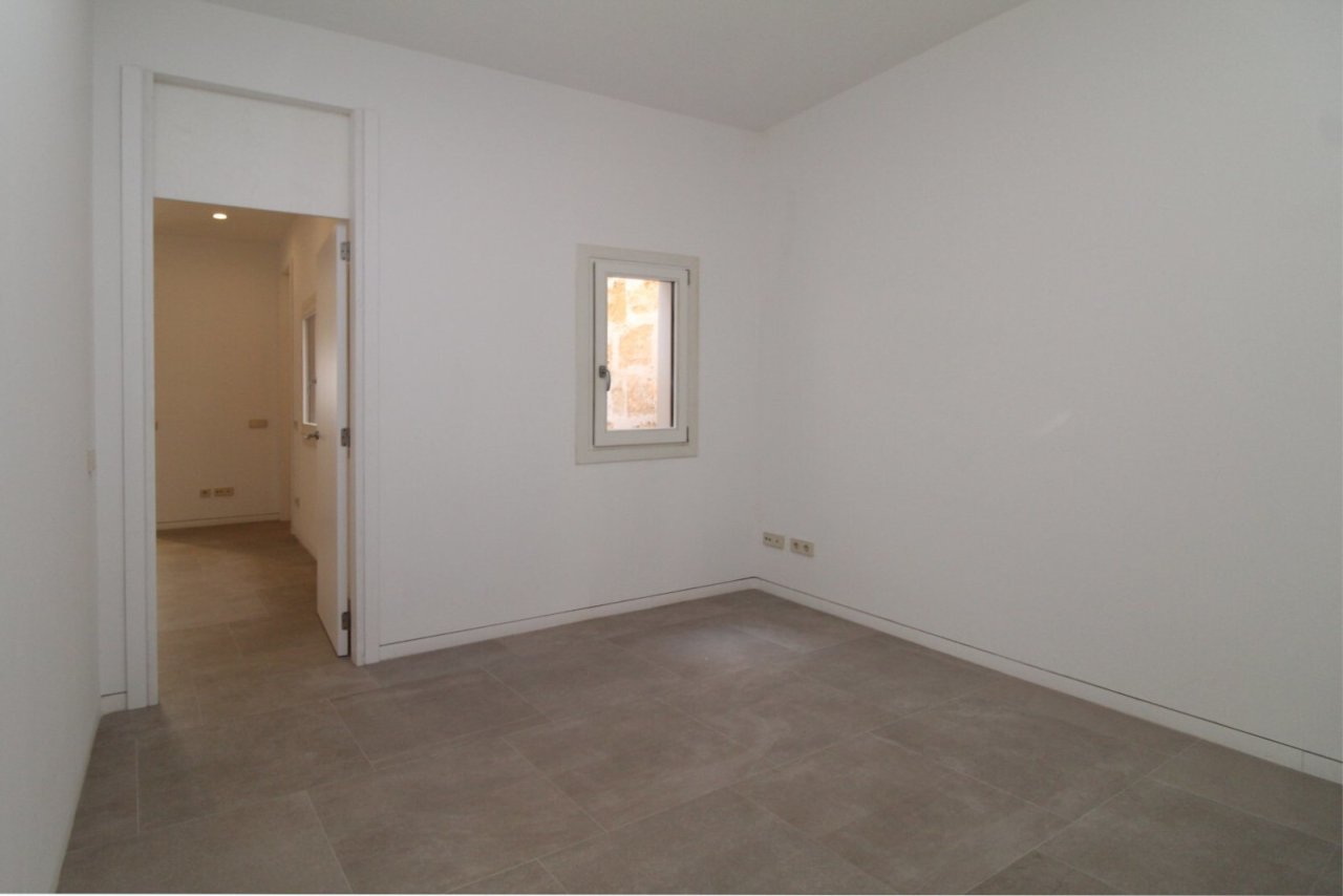 Helles Zimmer mit Fenster und offener Raumverbindung Helles Zimmer mit Fenster und offener Raumverbindung