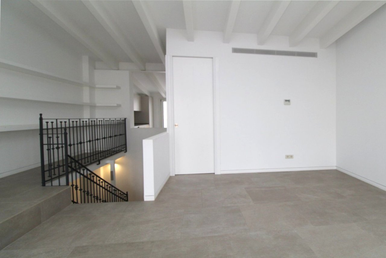 Offener Wohnbereich mit Maisonette-Struktur und eleganter Treppenlösung Offener Wohnbereich mit Maisonette-Struktur und eleganter Treppenlösung