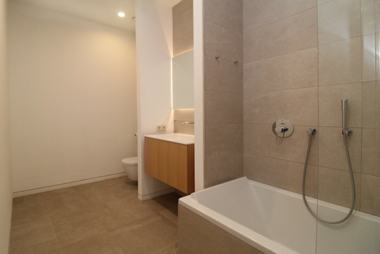 Modernes Badezimmer mit separater Duschzone und eleganter Waschtischanlage Modernes Badezimmer mit separater Duschzone und eleganter Waschtischanlage