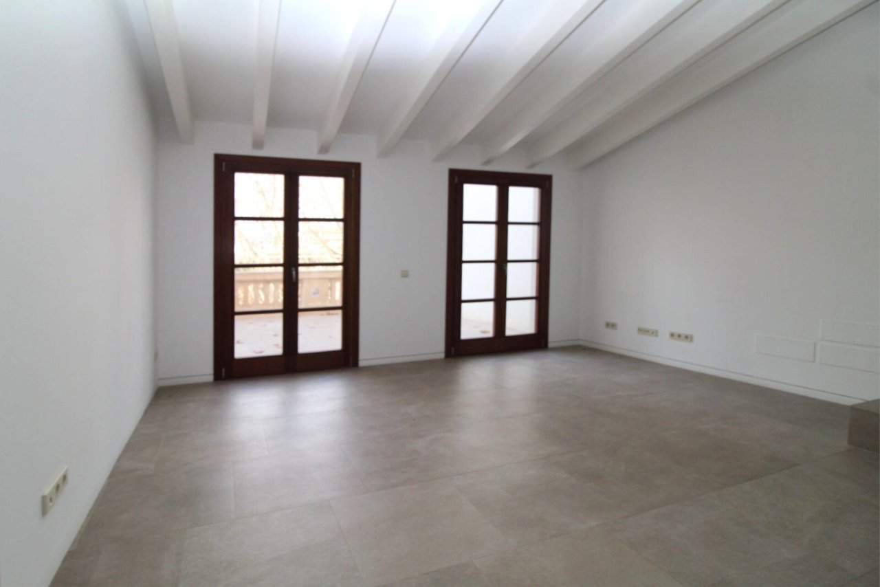 Lichtdurchfluteter Raum mit eleganten Glastüren und Dachbalken-Struktur Lichtdurchfluteter Raum mit eleganten Glastüren und Dachbalken-Struktur