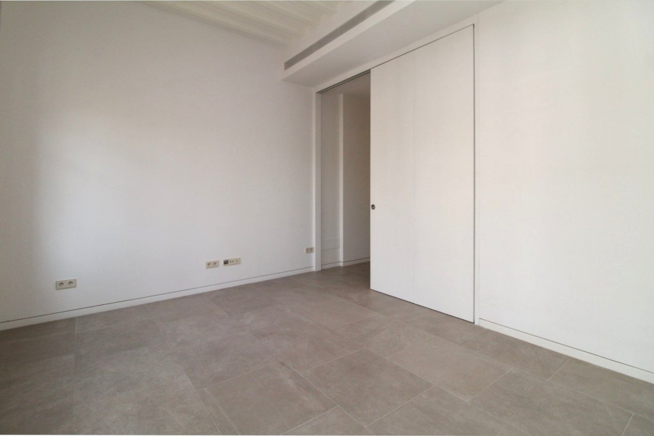 Geräumiges Zimmer mit praktischen Einbauschränken und modernem Steckdosensystem Geräumiges Zimmer mit praktischen Einbauschränken und modernem Steckdosensystem