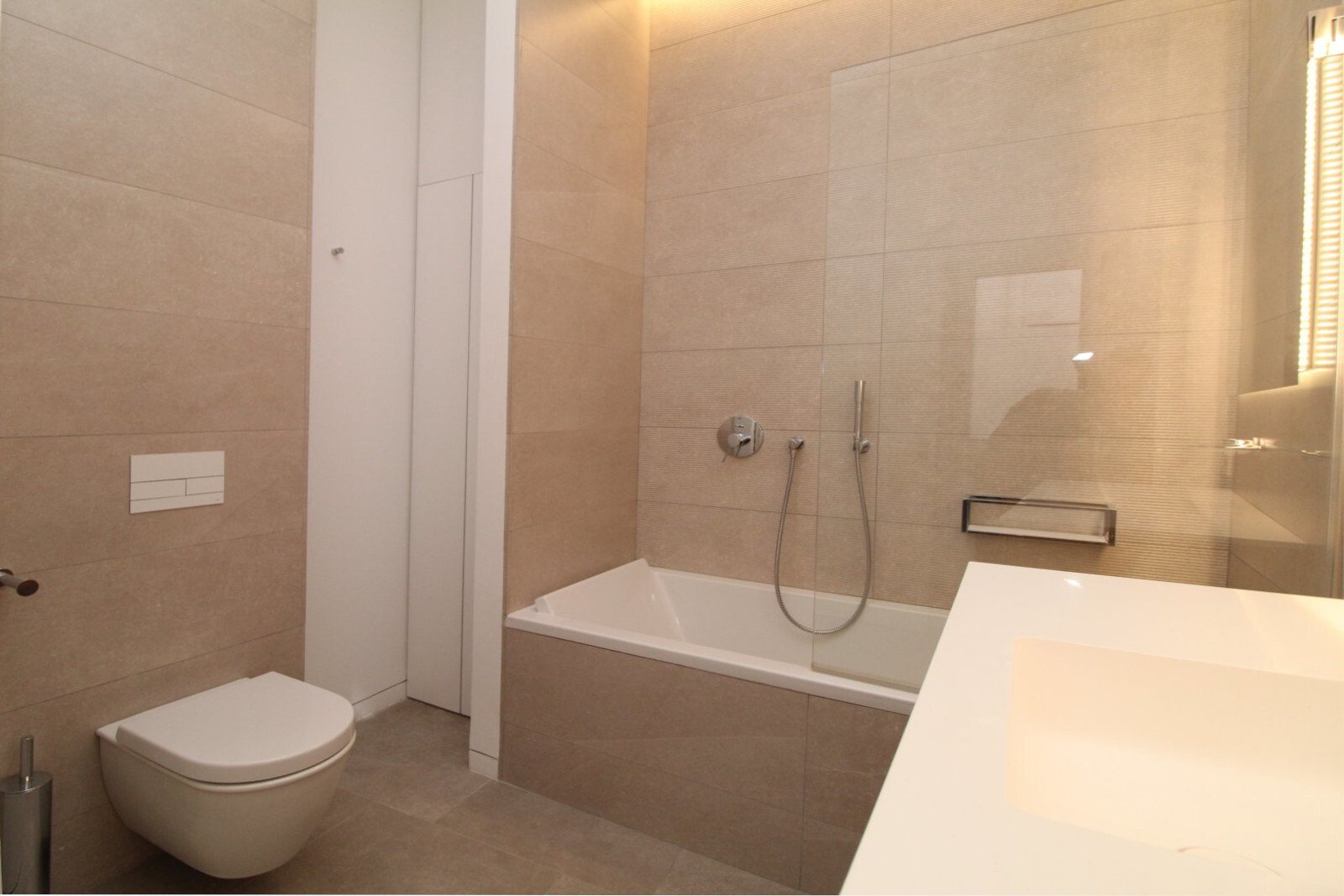 Modernes Badezimmer mit bodenebener Dusche und hochwertigem Sanitärdesign Modernes Badezimmer mit bodenebener Dusche und hochwertigem Sanitärdesign