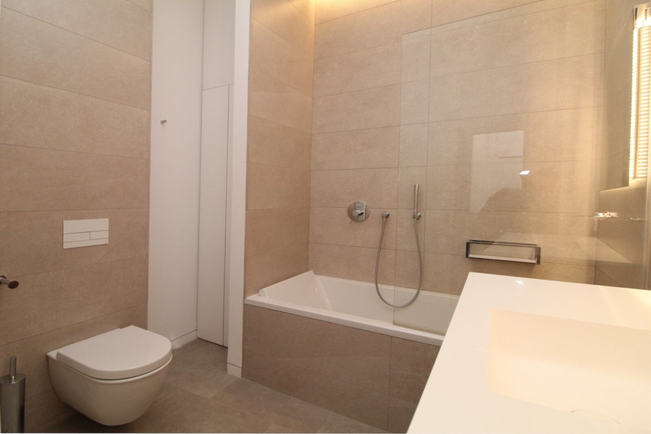Modernes Badezimmer mit bodenebener Dusche und hochwertigem Sanitärdesign Modernes Badezimmer mit bodenebener Dusche und hochwertigem Sanitärdesign