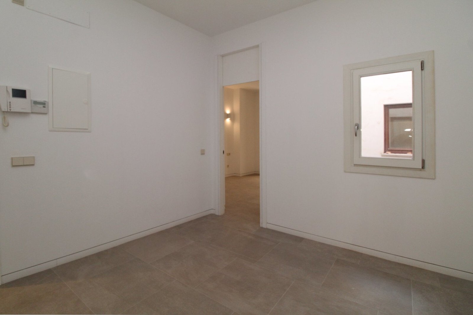 Helles Schlafzimmer mit Fenster und praktischem Zugang zu Nebenräumen Helles Schlafzimmer mit Fenster und praktischem Zugang zu Nebenräumen