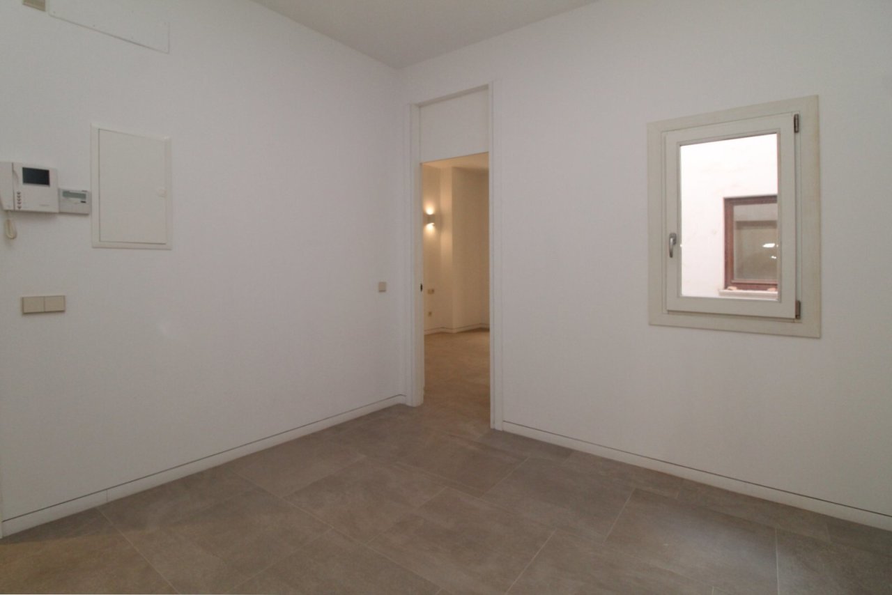 Helles Schlafzimmer mit Fenster und praktischem Zugang zu Nebenräumen Helles Schlafzimmer mit Fenster und praktischem Zugang zu Nebenräumen
