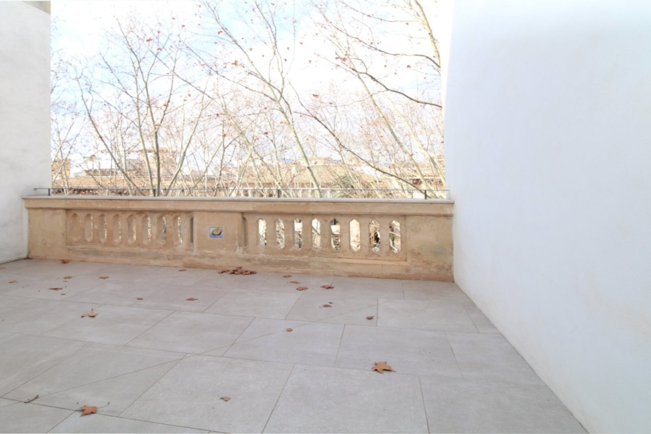 Elegante Terrasse mit dekorativem Balustradenschmuck und freiem Ausblick Elegante Terrasse mit dekorativem Balustradenschmuck und freiem Ausblick