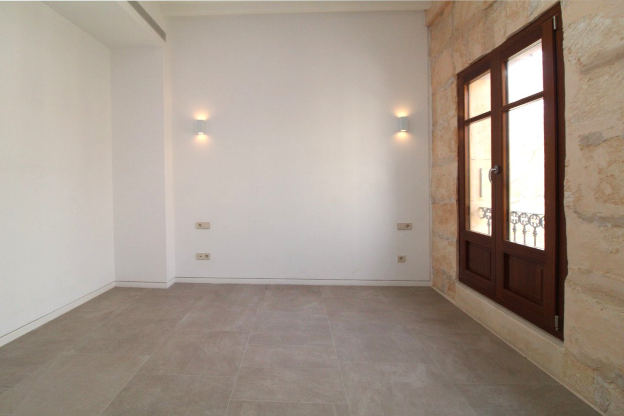 Helles Zimmer mit eleganten Glastüren und durchdachter Beleuchtung Helles Zimmer mit eleganten Glastüren und durchdachter Beleuchtung