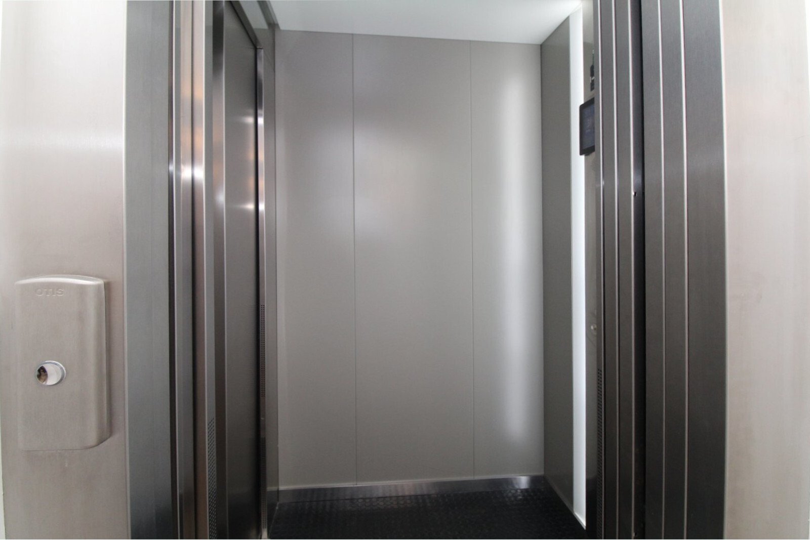 Moderner Aufzug mit hochwertiger Spiegelverkleidung und ergonomischem Design Moderner Aufzug mit hochwertiger Spiegelverkleidung und ergonomischem Design