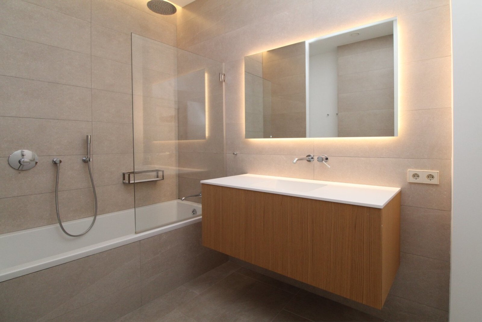 Luxuriöses Badezimmer mit LED-Spiegeln, Regendusche und hochwertiger Sanitärausstattung Luxuriöses Badezimmer mit LED-Spiegeln, Regendusche und hochwertiger Sanitärausstattung