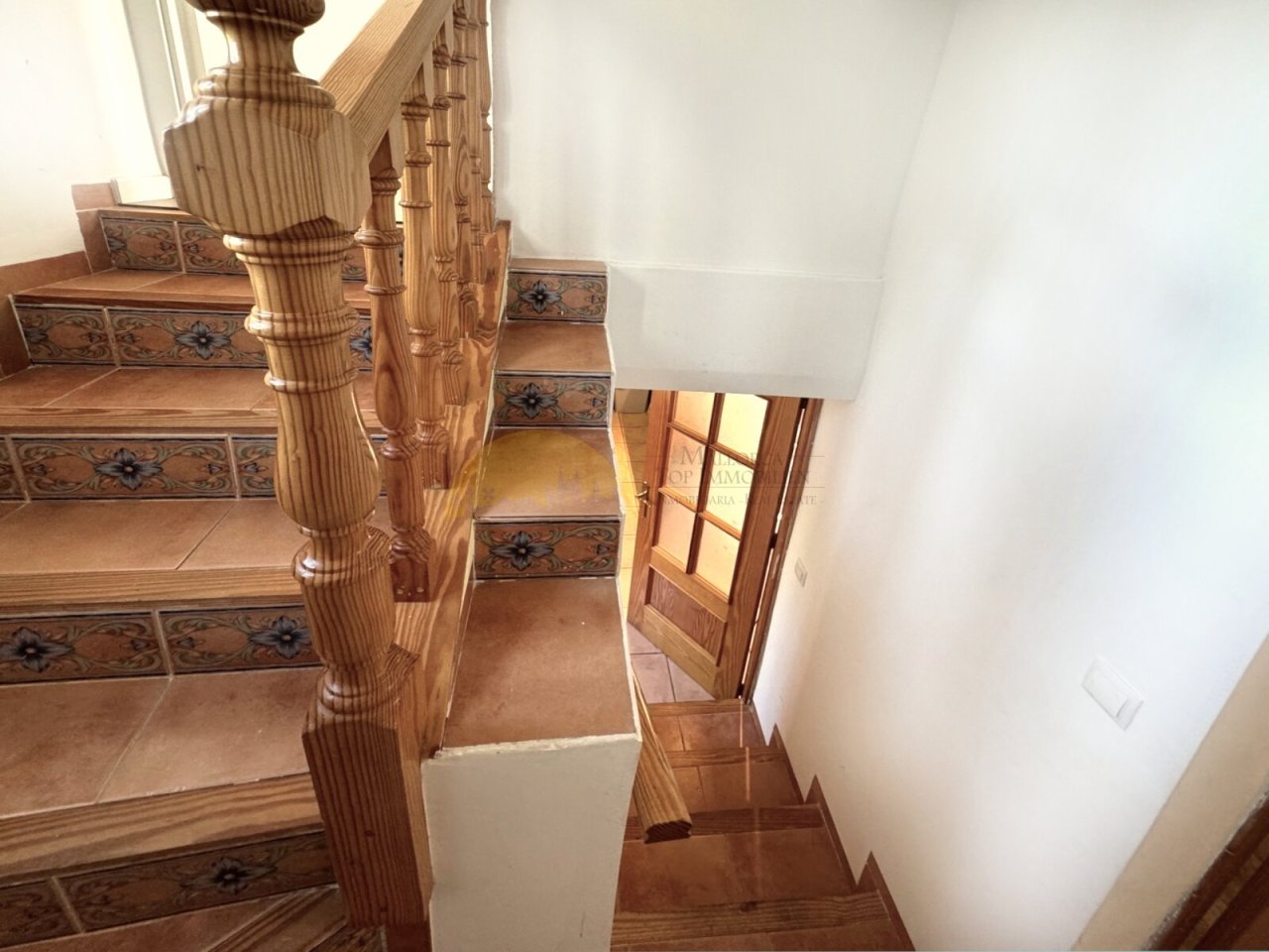 Repräsentative Treppe mit aufwendig gestaltetem Holzgeländer und eleganten Designelementen Repräsentative Treppe mit aufwendig gestaltetem Holzgeländer und eleganten Designelementen
