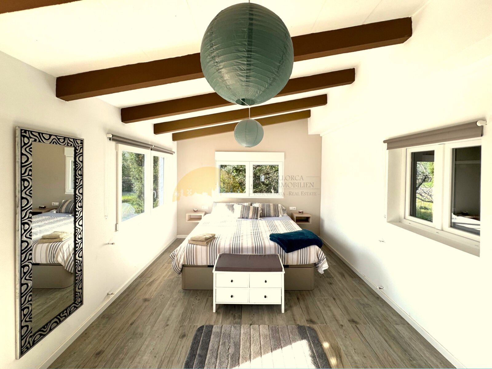 Schlafzimmer mit Balkendecke, Panoramafenstern und durchdachtem Raumzuschnitt für maximale Funktionalität Schlafzimmer mit Balkendecke, Panoramafenstern und durchdachtem Raumzuschnitt für maximale Funktionalität