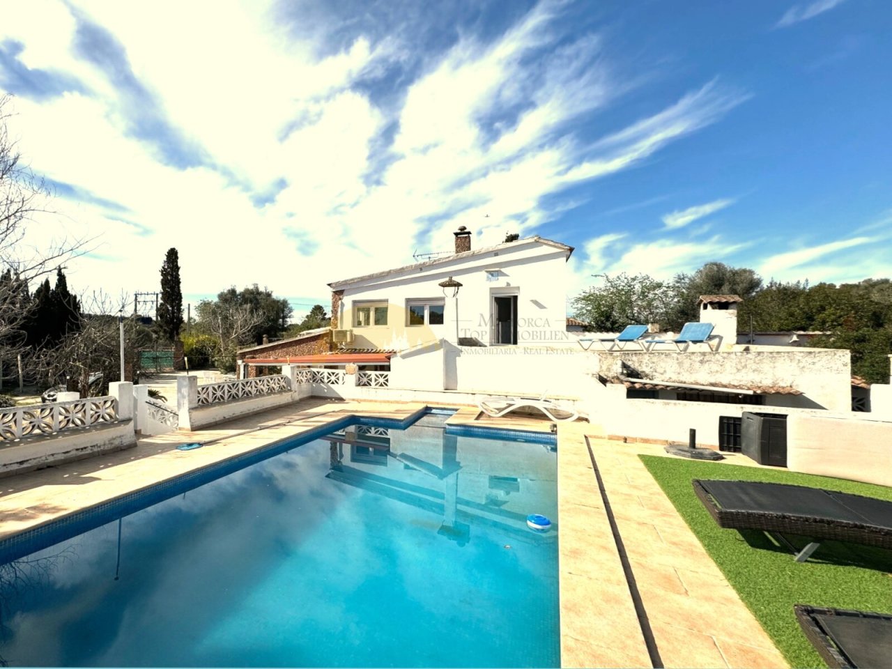 Poolbereich mit sonniger Südausrichtung, befestigter Terrasse und direktem Hausanbindung Poolbereich mit sonniger Südausrichtung, befestigter Terrasse und direktem Hausanbindung