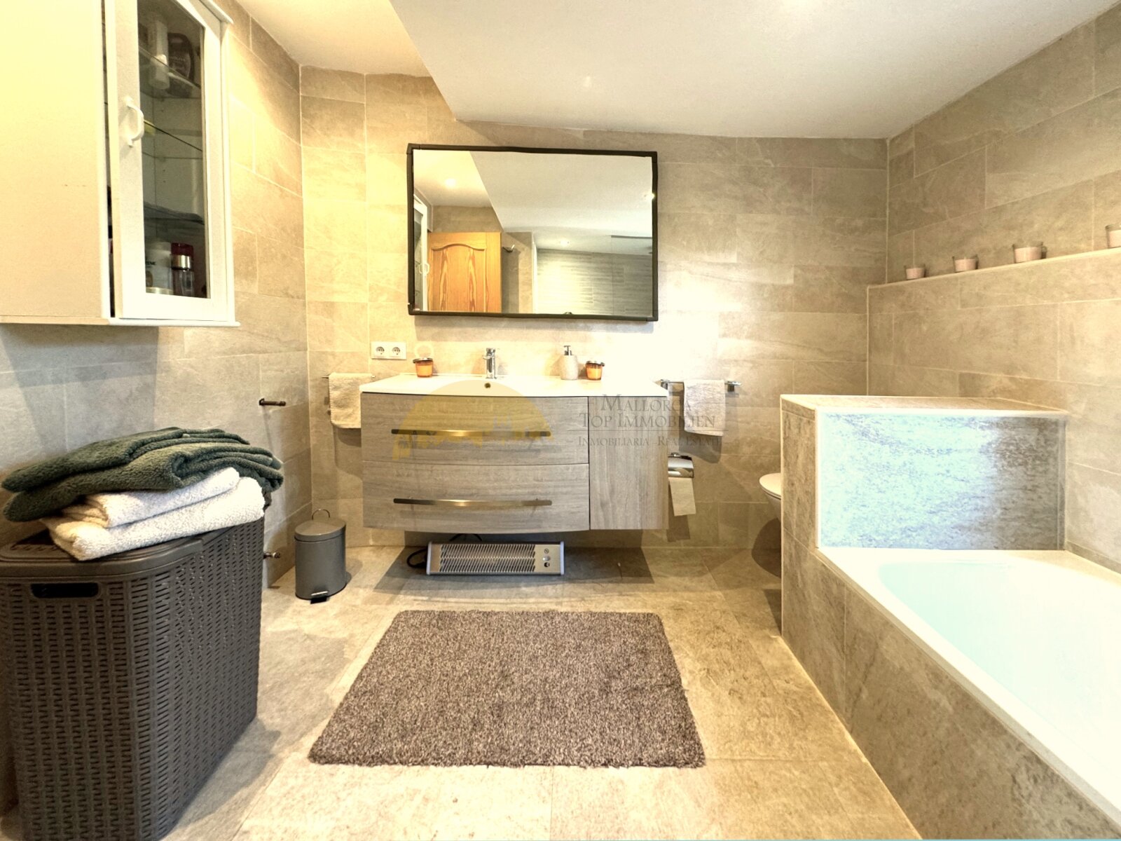 Modernes Badezimmer mit begehbarer Dusche, freistehender Badewanne und hochwertiger Ausstattung Modernes Badezimmer mit begehbarer Dusche, freistehender Badewanne und hochwertiger Ausstattung