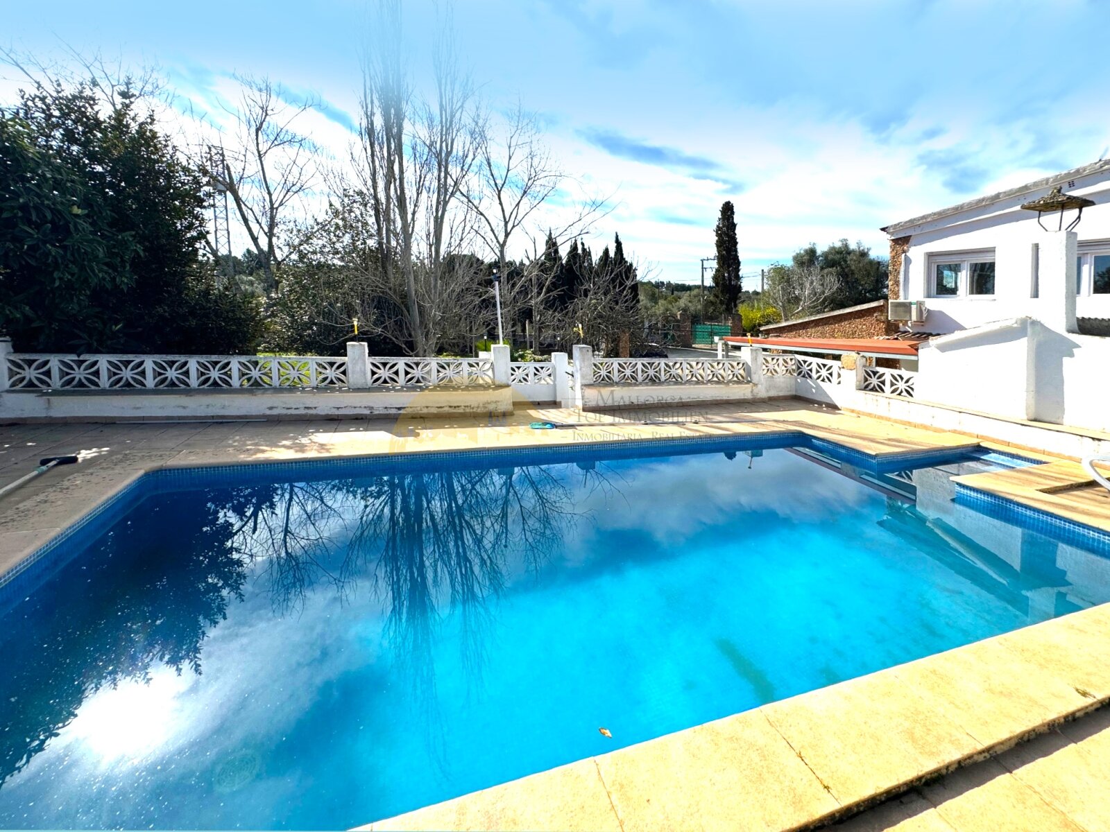 Swimmingpool mit umlaufender Sonnenterrasse und blickgeschützter Umrandung Swimmingpool mit umlaufender Sonnenterrasse und blickgeschützter Umrandung