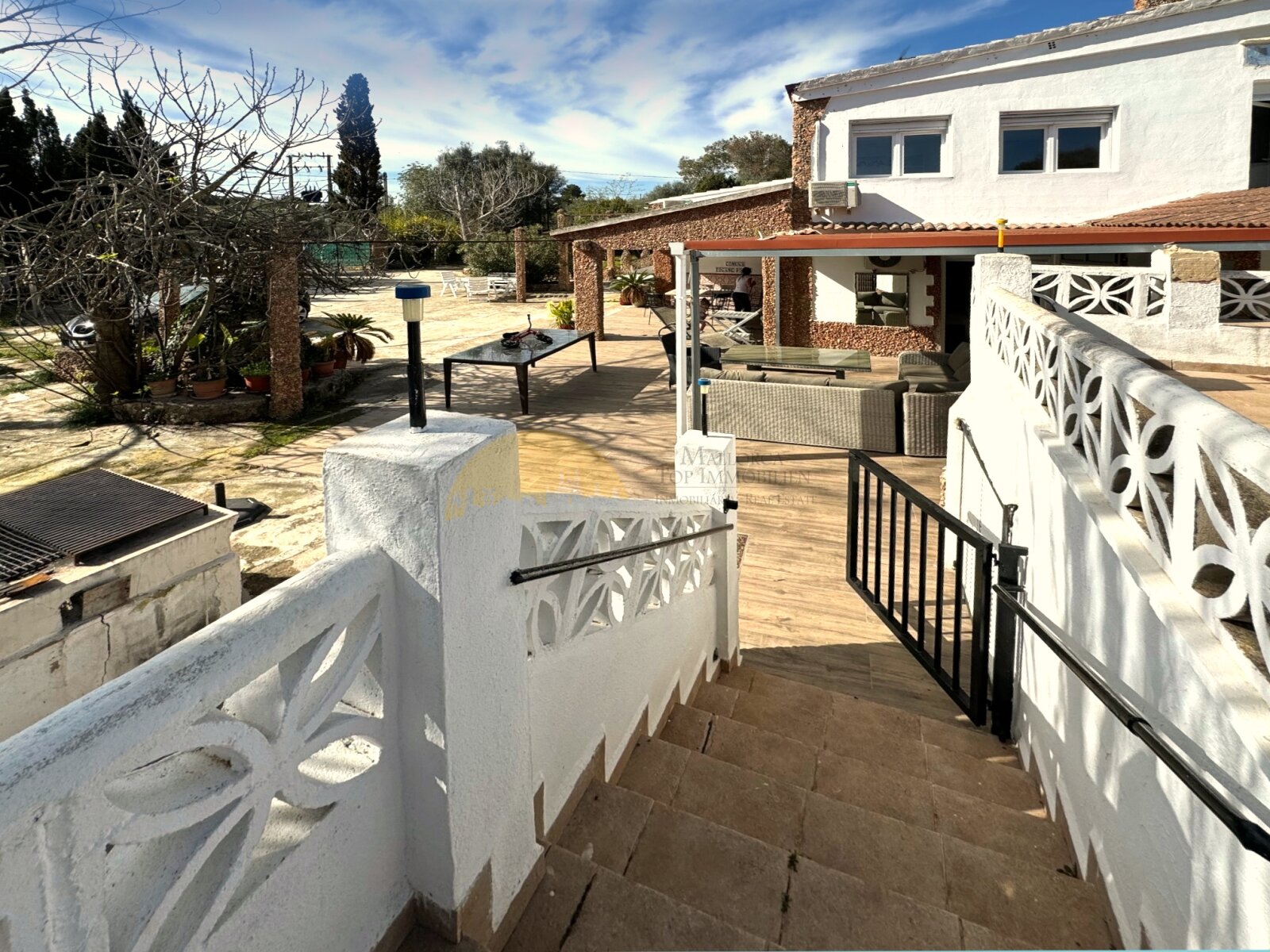 Terrassenanlage mit mehreren Ebenen, hochwertigen Geländern und perfekter Anbindung an Wohn- und Poolbereiche Terrassenanlage mit mehreren Ebenen, hochwertigen Geländern und perfekter Anbindung an Wohn- und Poolbereiche