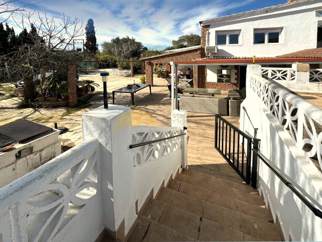 Terrassenanlage mit mehreren Ebenen, hochwertigen Geländern und perfekter Anbindung an Wohn- und Poolbereiche Terrassenanlage mit mehreren Ebenen, hochwertigen Geländern und perfekter Anbindung an Wohn- und Poolbereiche