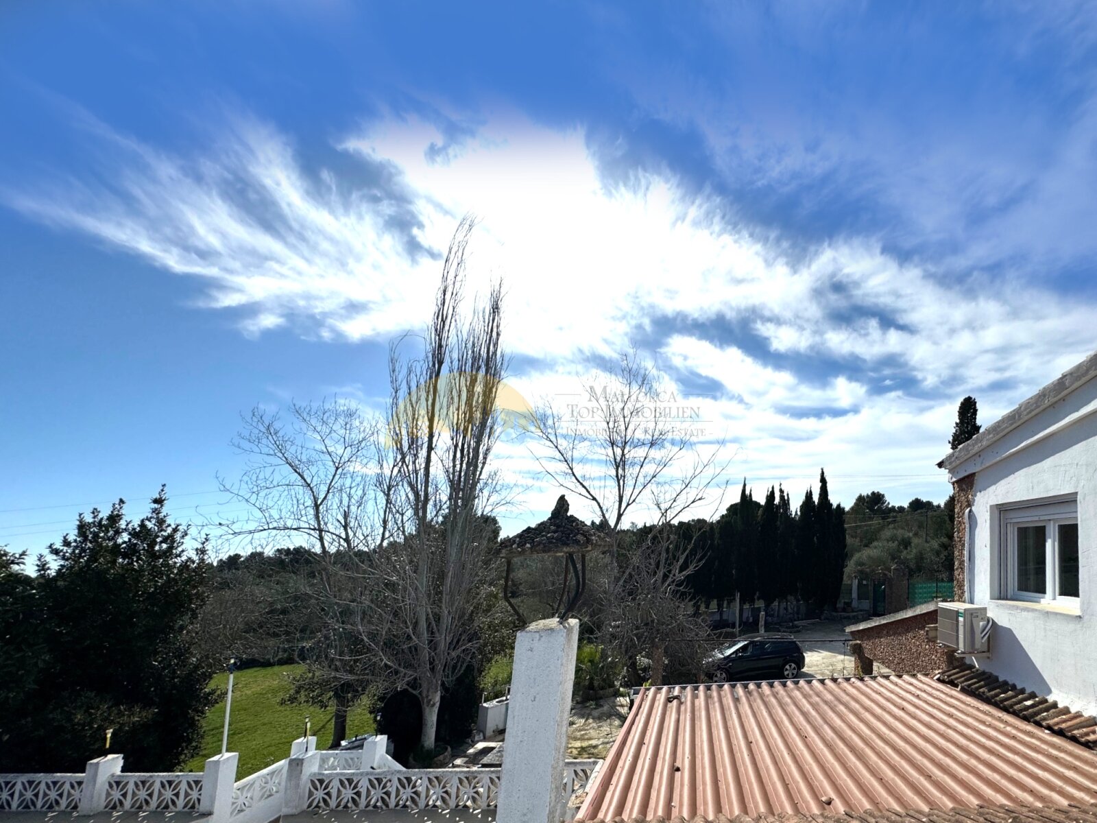Terrassenbereich mit hochwertiger Metallüberdachung und freiem Blick auf die umliegende Landschaft Terrassenbereich mit hochwertiger Metallüberdachung und freiem Blick auf die umliegende Landschaft