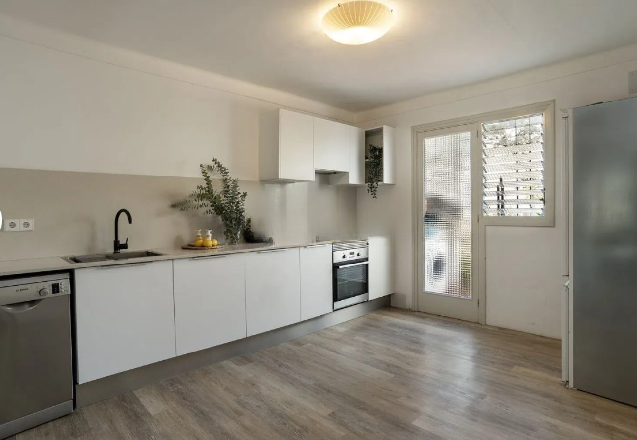 Moderne Küche mit direktem Zugang zur Terrasse und optimaler Arbeitsfläche