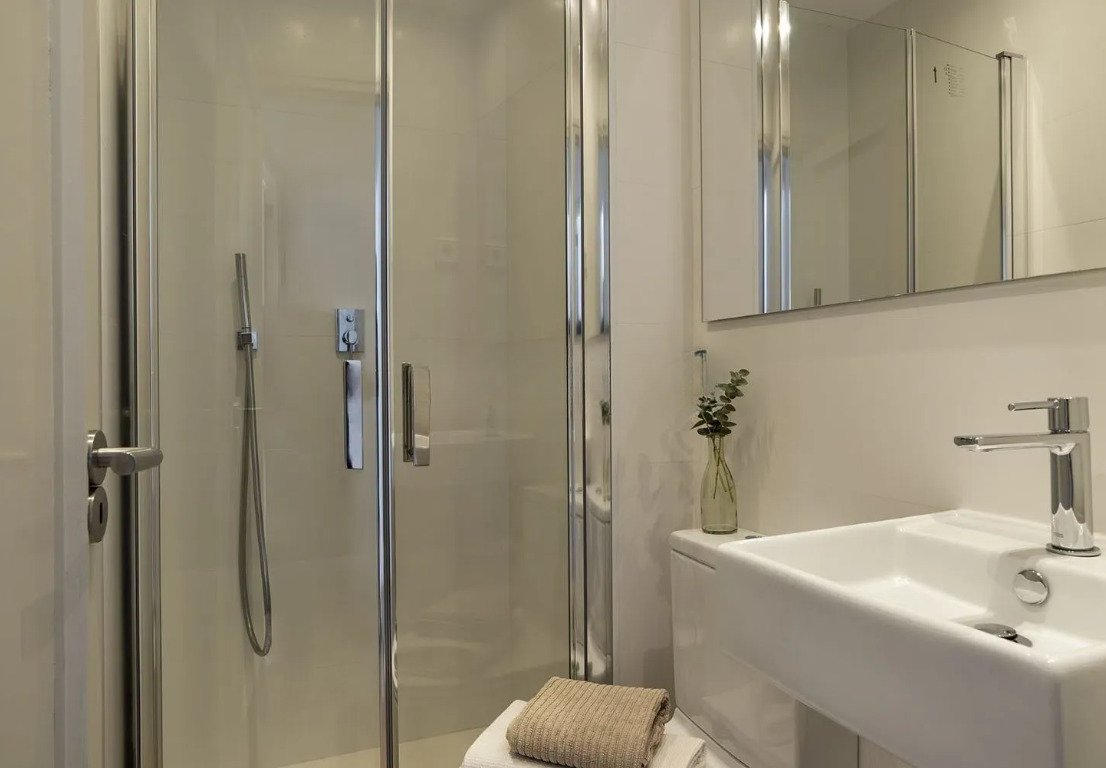 Modernes Badezimmer mit bodengleicher Dusche und hochwertigem Sanitär