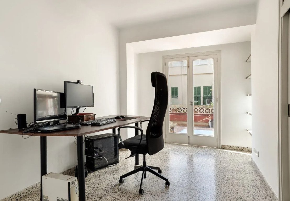 Helles Arbeitszimmer mit direktem Terrassenzugang und optimaler Raumtiefe
