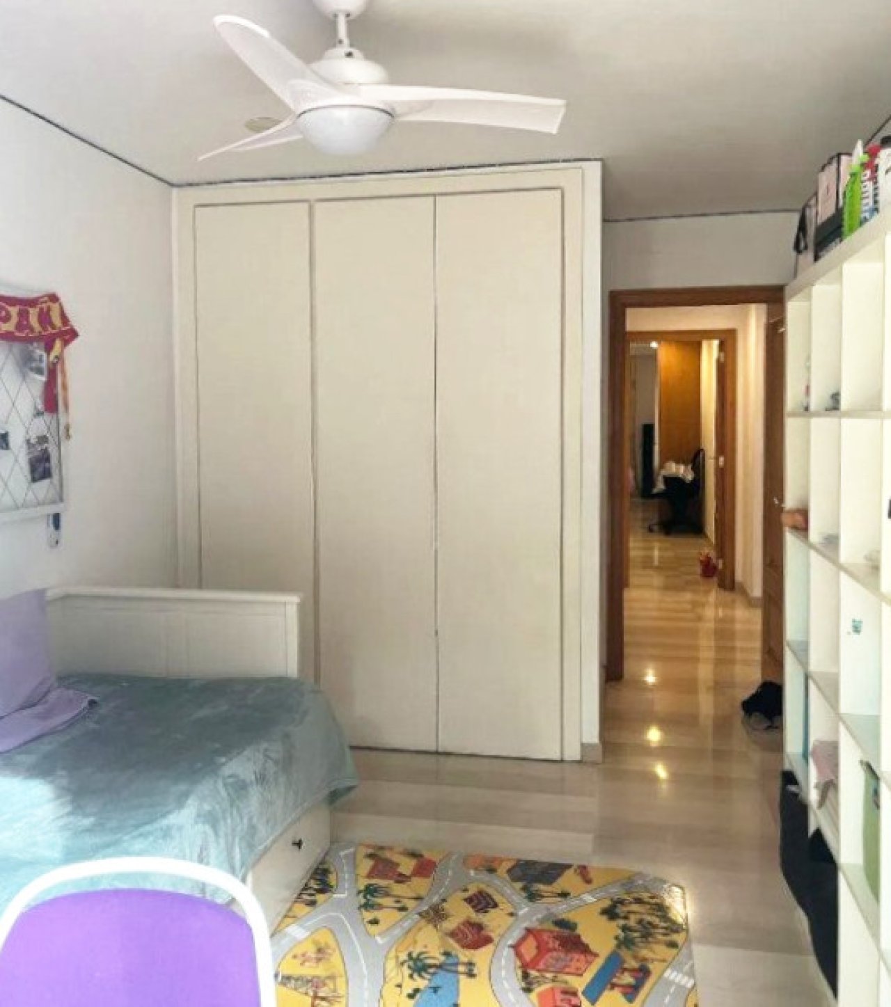 Kinderzimmer mit raumhohem Einbauschrank und effizienter Stauraum-Gestaltung
