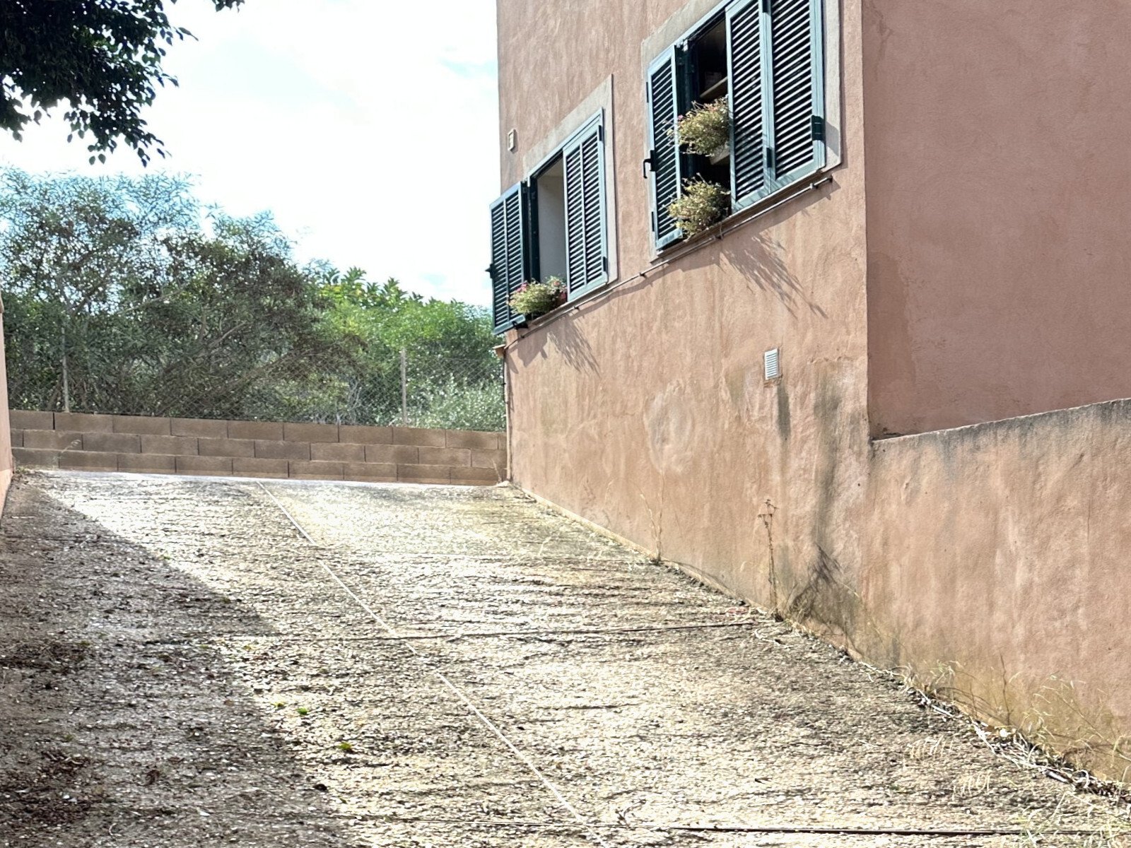 Einfahrt zur Garage Einfahrt zur Garage