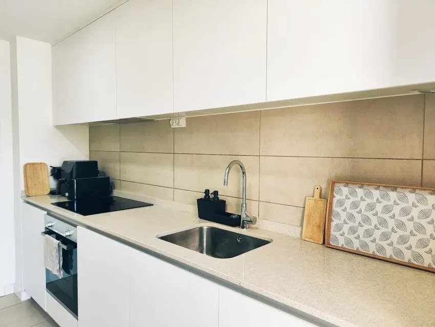 Modern Elegance and Mediterranean Comfort – Stylish Apartment with Balcony and Community Pool