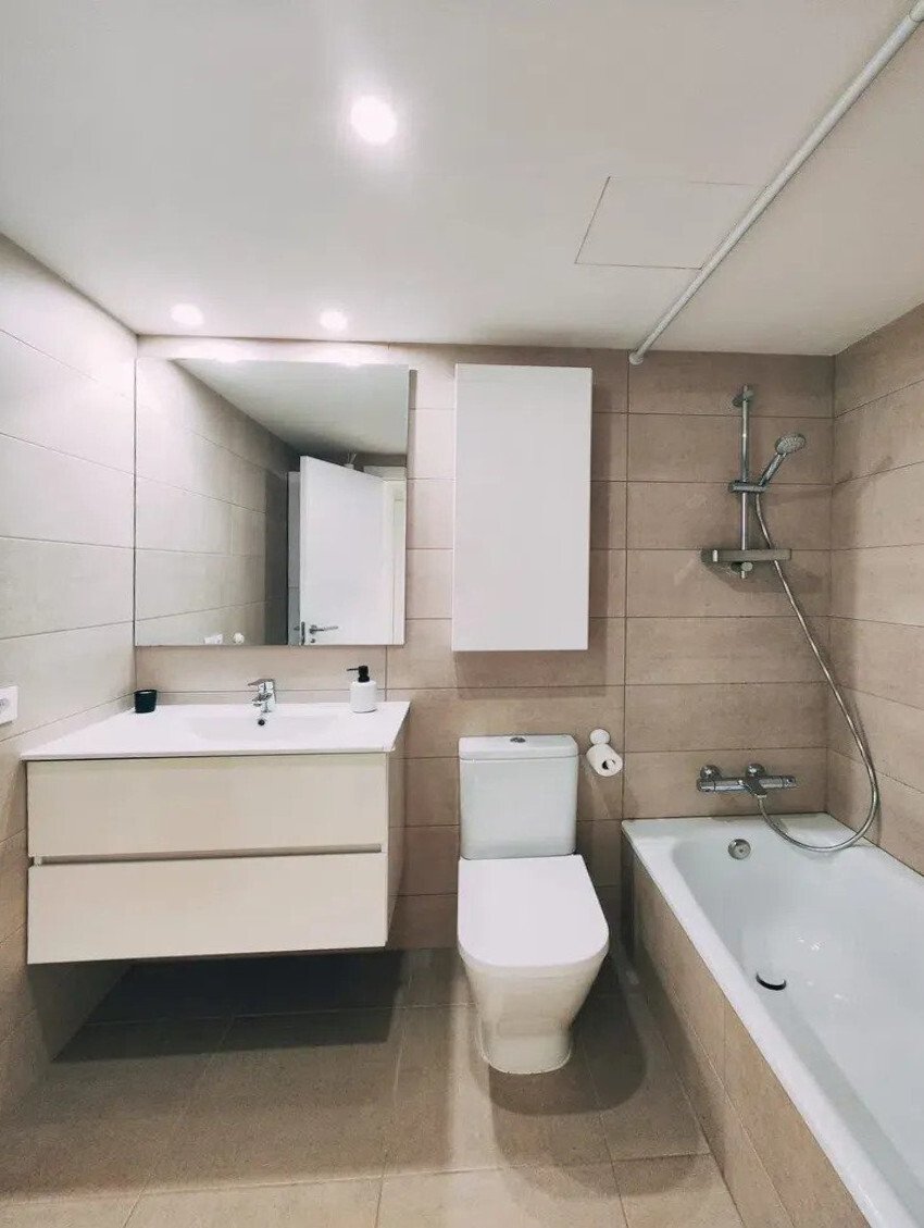 Modern Elegance and Mediterranean Comfort – Stylish Apartment with Balcony and Community Pool