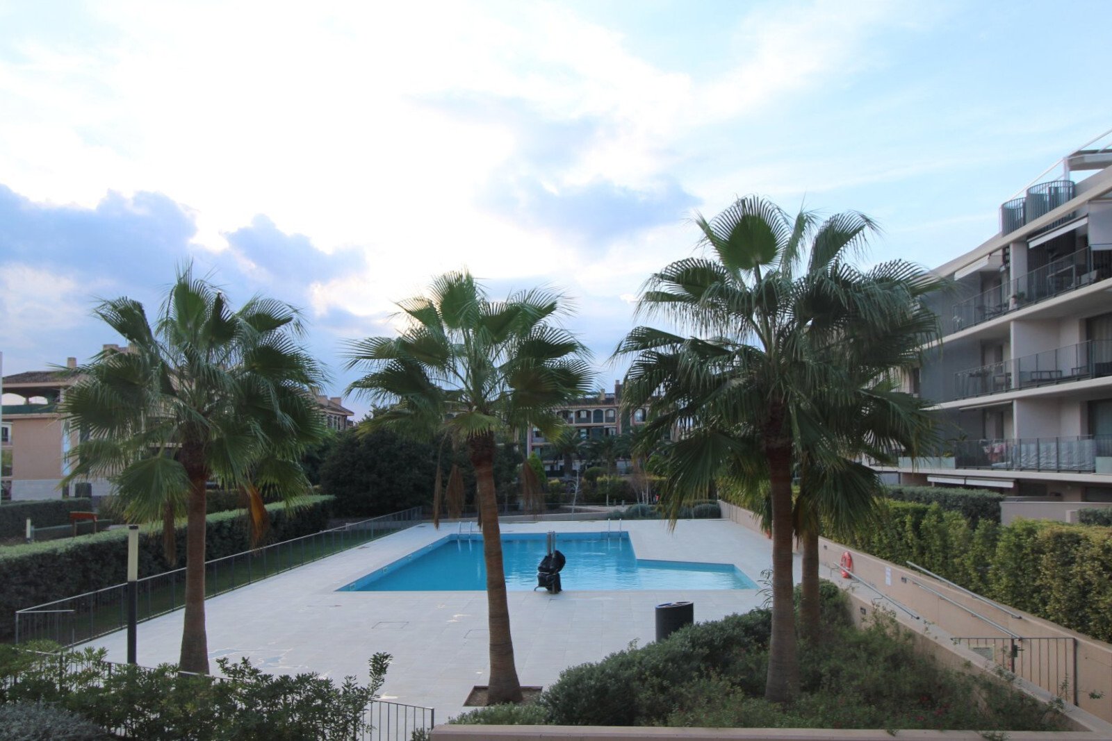 Modern Elegance and Mediterranean Comfort – Stylish Apartment with Balcony and Community Pool