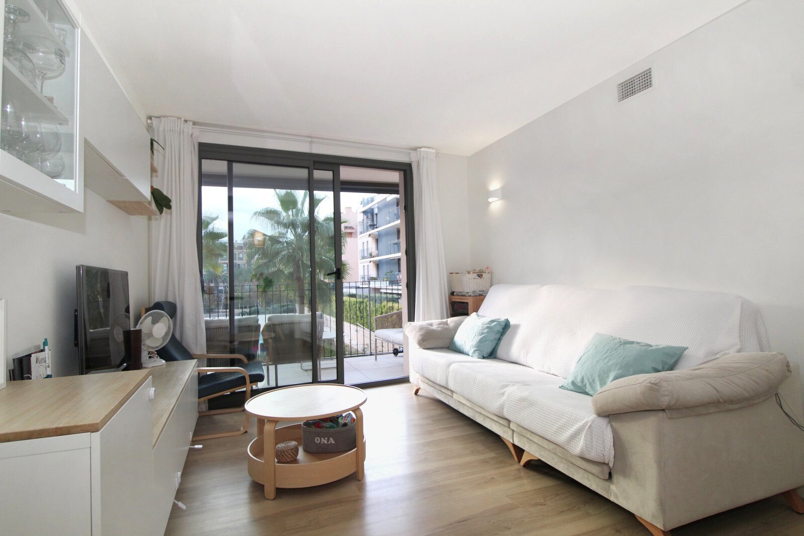 Modern Elegance and Mediterranean Comfort – Stylish Apartment with Balcony and Community Pool