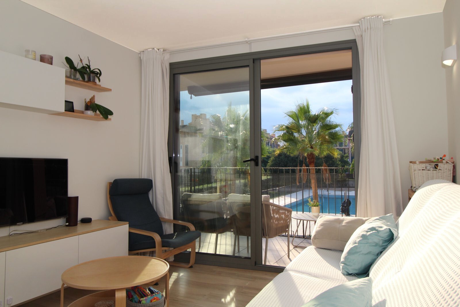 Modern Elegance and Mediterranean Comfort – Stylish Apartment with Balcony and Community Pool