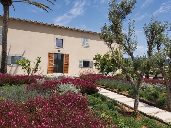 Elegant property with spacious plot and high-quality furnishings - your retreat in the countryside