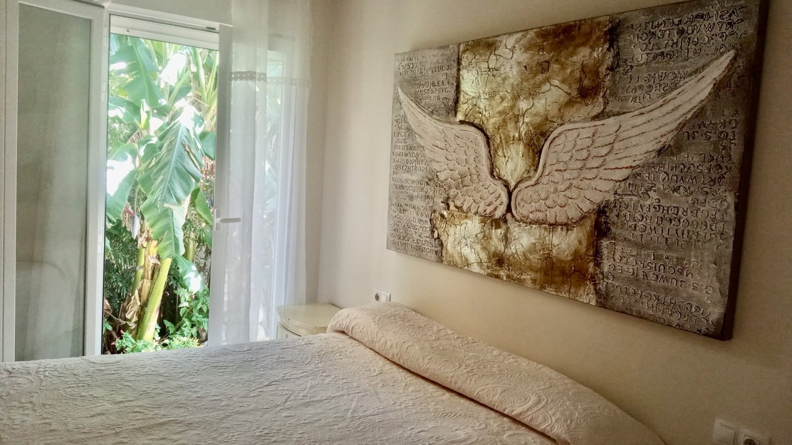 Charming Ground-Floor Apartment– With Private Garden and Pool Access