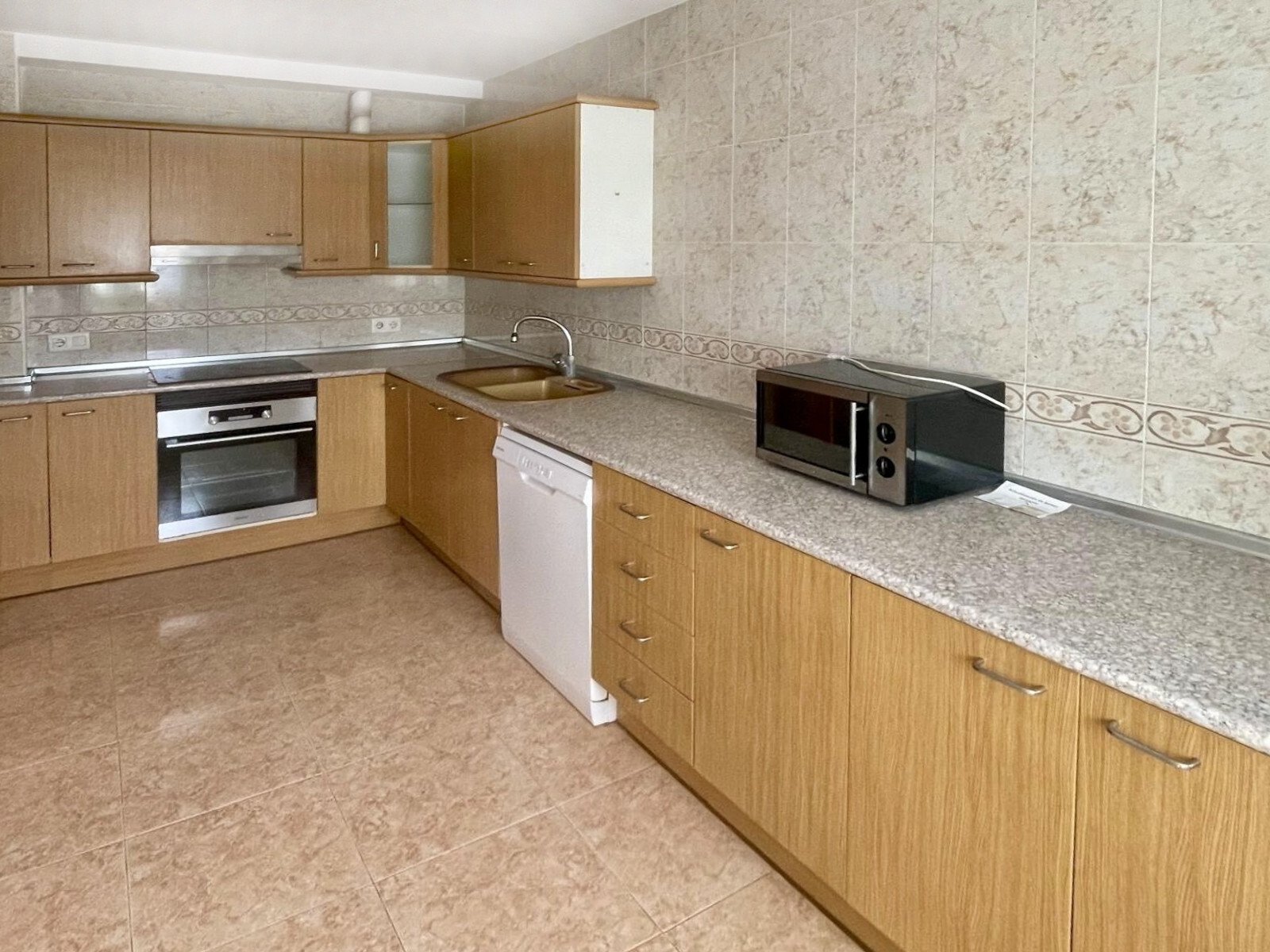 Mediterranean Corner Townhouse – just a few steps from the sea