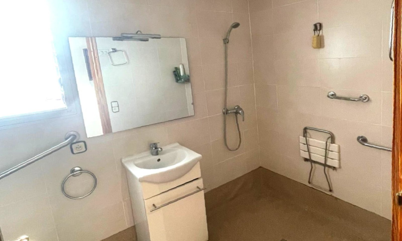 Spacious period apartment on the 3rd floor in the centre of Es Coll d'en Rabassa - just a few minutes' walk from the beach