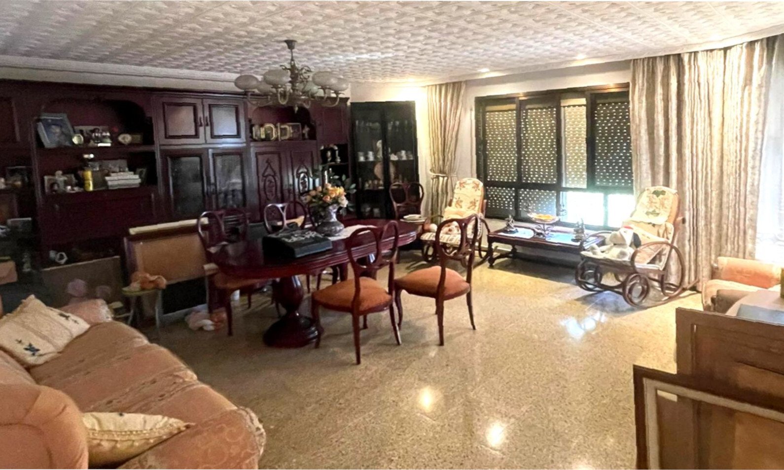 Spacious period apartment on the 3rd floor in the centre of Es Coll d'en Rabassa - just a few minutes' walk from the beach