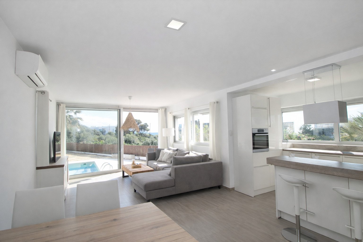 Contemporary Luxury Bungalow with Sea Views, Saltwater Pool and Panoramic Rooftop Terrace