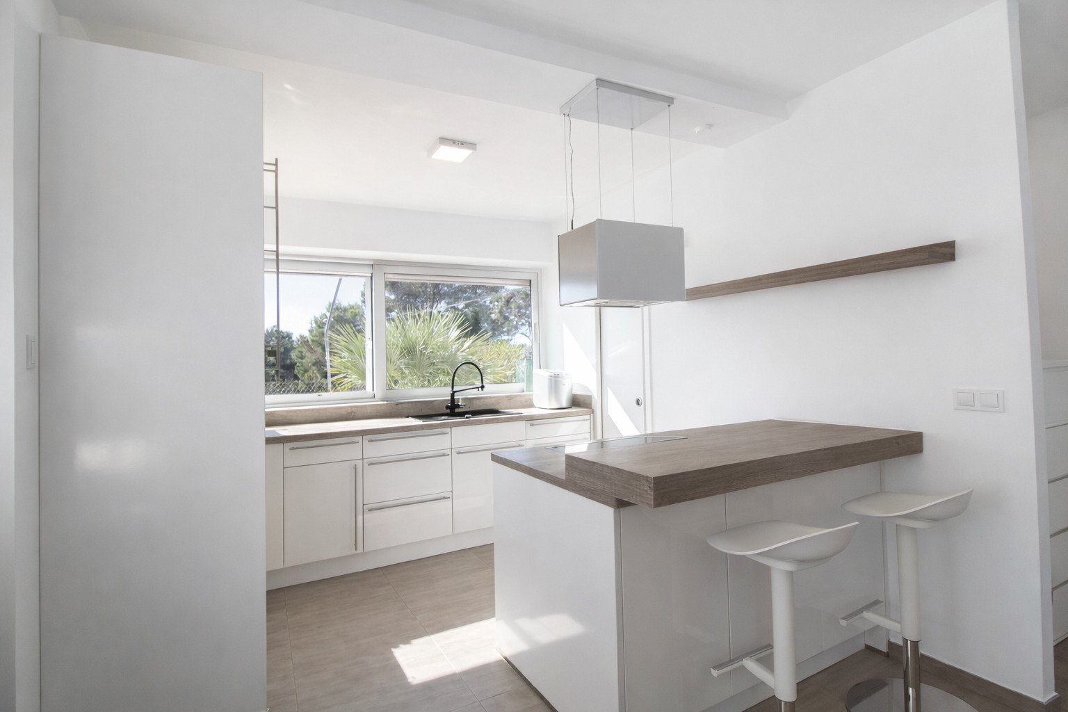 Contemporary Luxury Bungalow with Sea Views, Saltwater Pool and Panoramic Rooftop Terrace