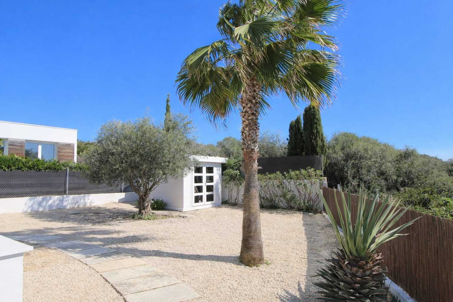 Contemporary Luxury Bungalow with Sea Views, Saltwater Pool and Panoramic Rooftop Terrace